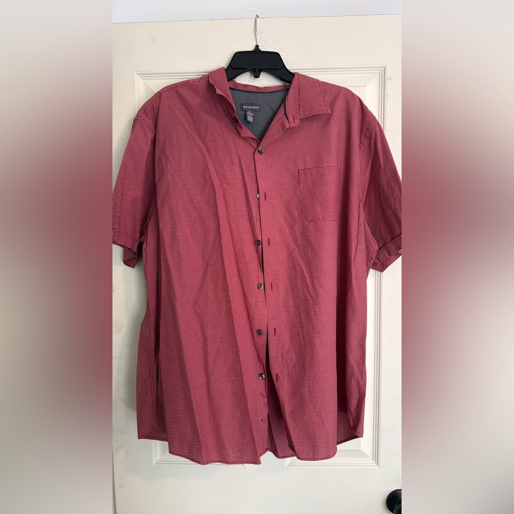 Van Heusen Short-Sleeve Button-Down Shirt in Deep Red